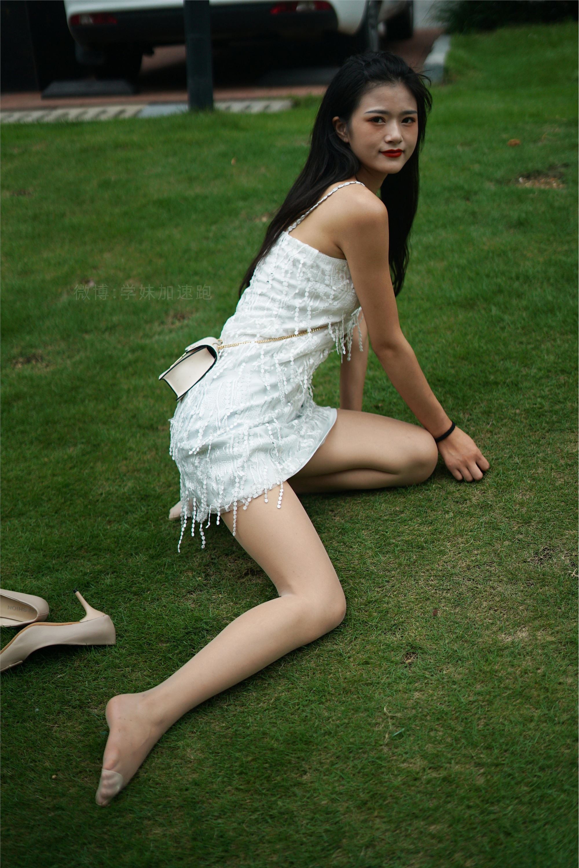 学妹加速跑 XM079《草地上的绿茶jio-鹿酱》